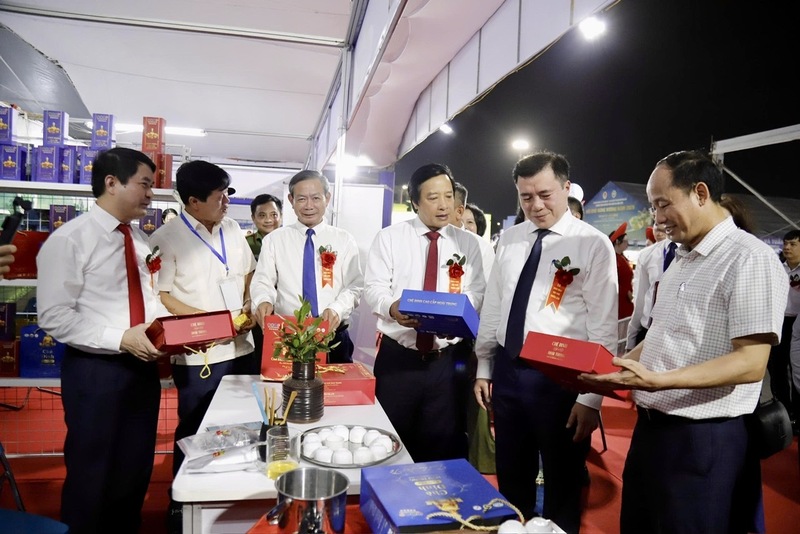 Thứ trưởng Bộ Công Thương Nguyễn Sinh Nhật Tân và các đại biểu thăm gian hàng  OCOP của tỉnh Phú Thọ. Ảnh: CTV