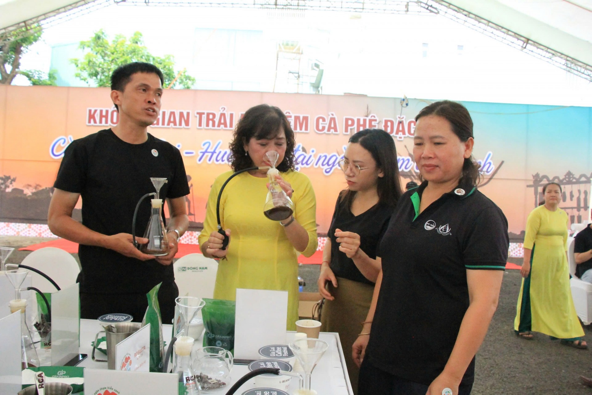 Gia Lai: Ấn tượng không gian trải nghiệm cà phê đặc sản và sản phẩm OCOP