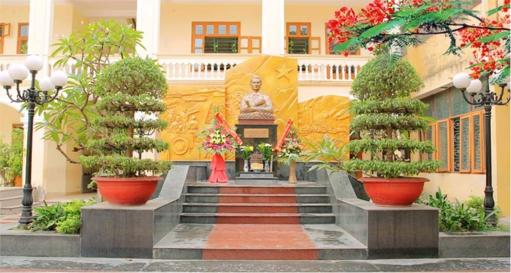 Tượng đài Lãnh tụ Nguyễn Đức Cảnh tại khuôn viên Trường Tiểu học Nguyễn Đức Cảnh (phường An Biên, TP Hải Phòng)