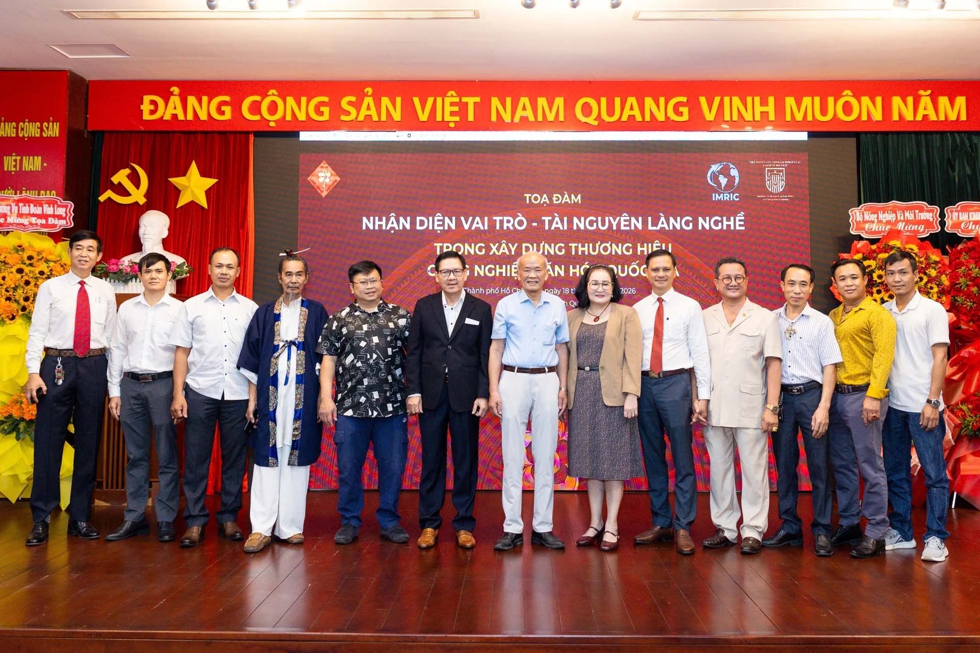 NGƯT Trịnh Quốc Đạt - Chủ tịch Hiệp hội Làng nghề Việt Nam chụp ảnh lưu niệm với các đại biểu