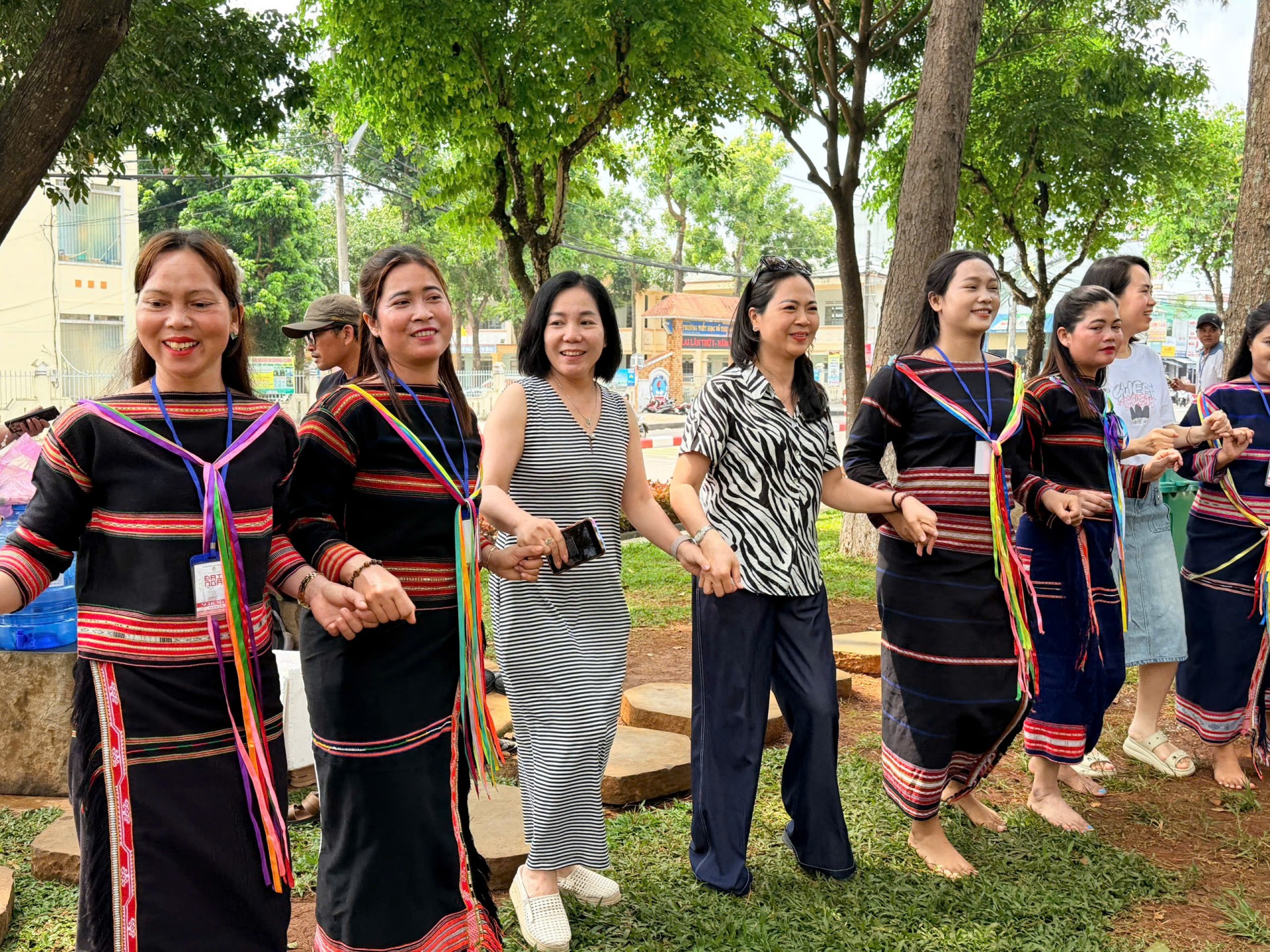 Người dân và du khách cùng hoà mình vào lễ hội.