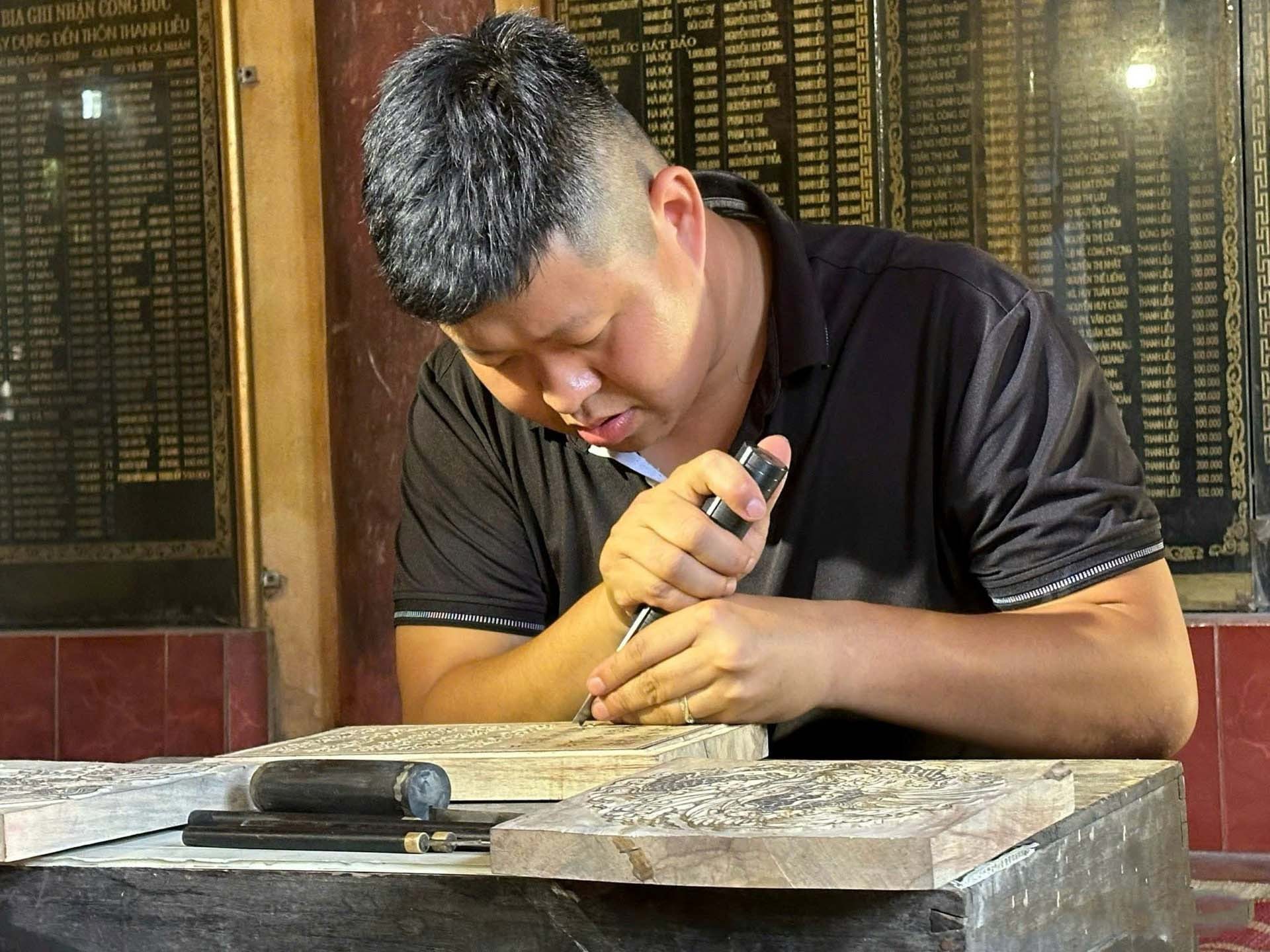 Nghệ nhân Nguyễn Công Đạt miệt mài khắc in mộc bản