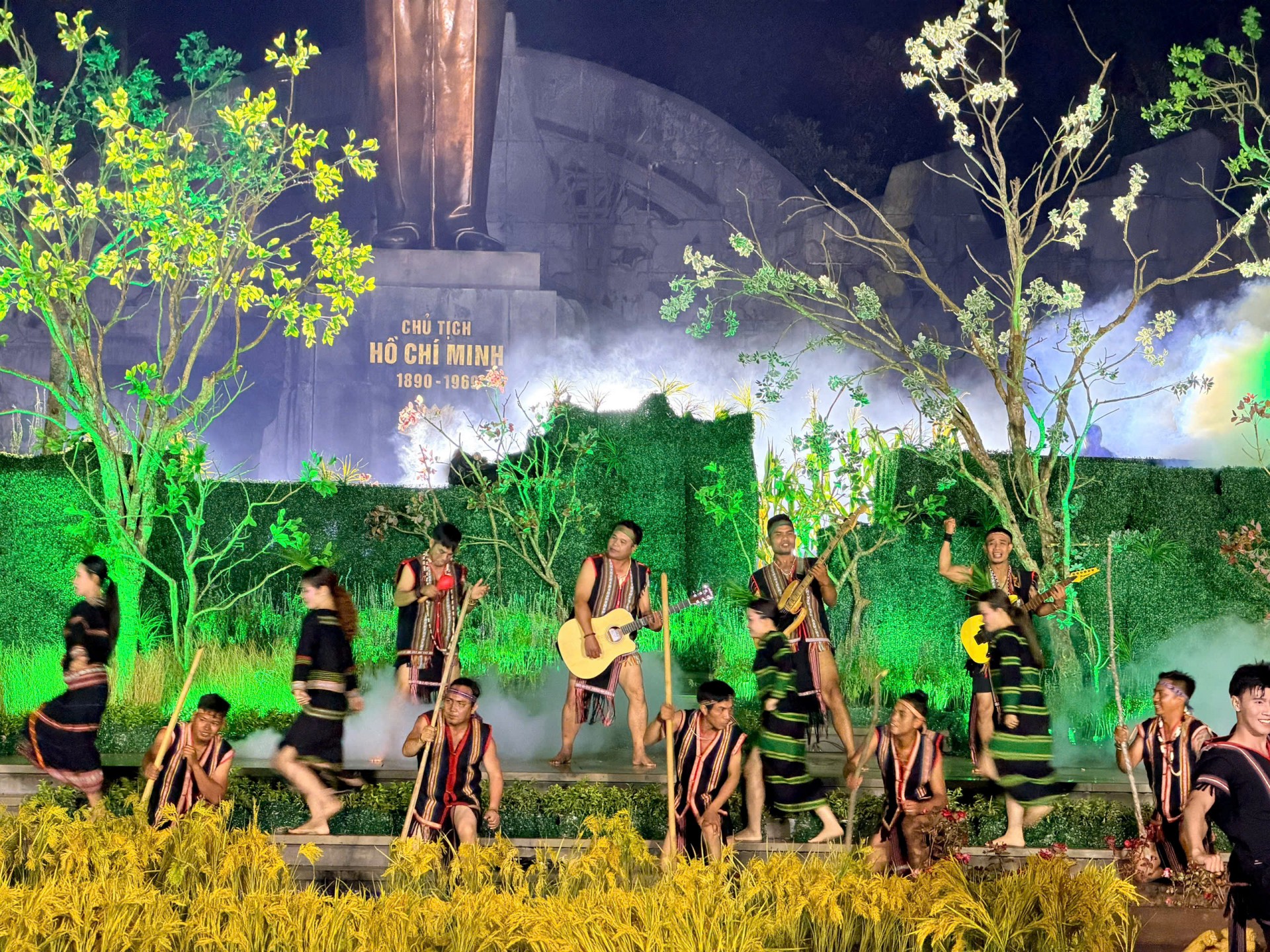 Nhiều tiết mục để lại dấu ấn sâu đậm như: “Dấu chân phía trước”, “Hát mừng Anh hùng Núp”, “Bóng cây Kơ-nia”, “Tiếng trống cao nguyên”, “Giai điệu Tổ quốc”...