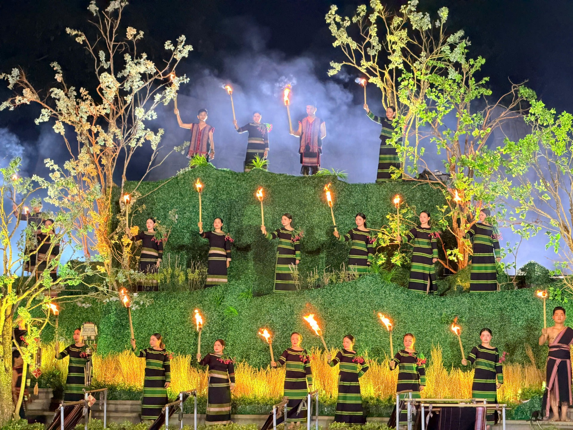 Xuyên suốt chương trình là hình tượng đại ngàn Tây Nguyên hùng vĩ – vùng đất giàu bản sắc văn hóa, nơi hội tụ và lan tỏa tinh thần đoàn kết của cộng đồng các dân tộc anh em.