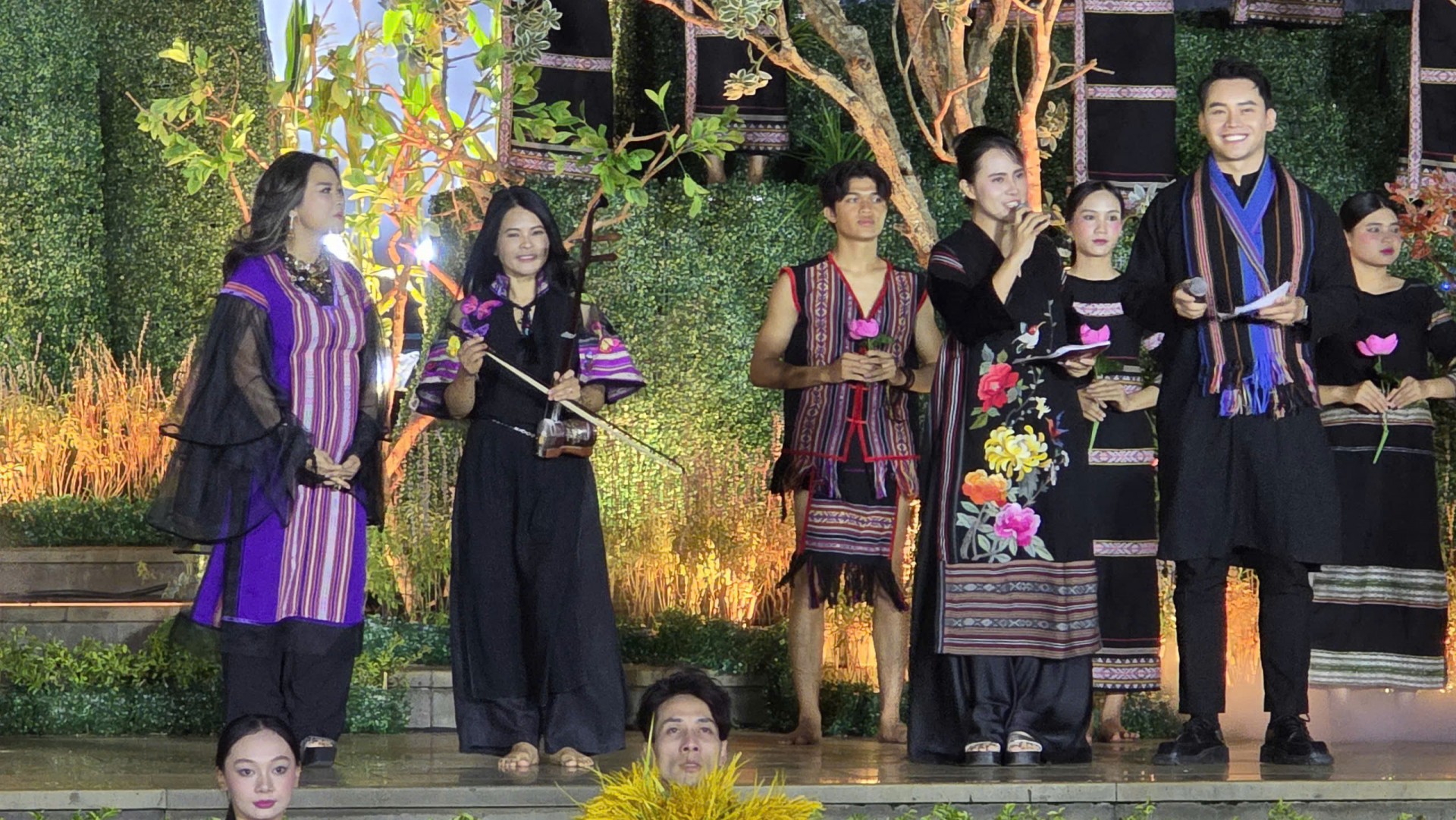 Chương trình còn quy tụ nhiều nghệ sĩ tên tuổi như: NSND Thanh Lam, NSND Tạ Minh Tâm, NSND Rơ Chăm Phiang, NSND Trần Quý... cùng đông đảo nghệ nhân, diễn viên quần chúng tham gia biểu diễn.