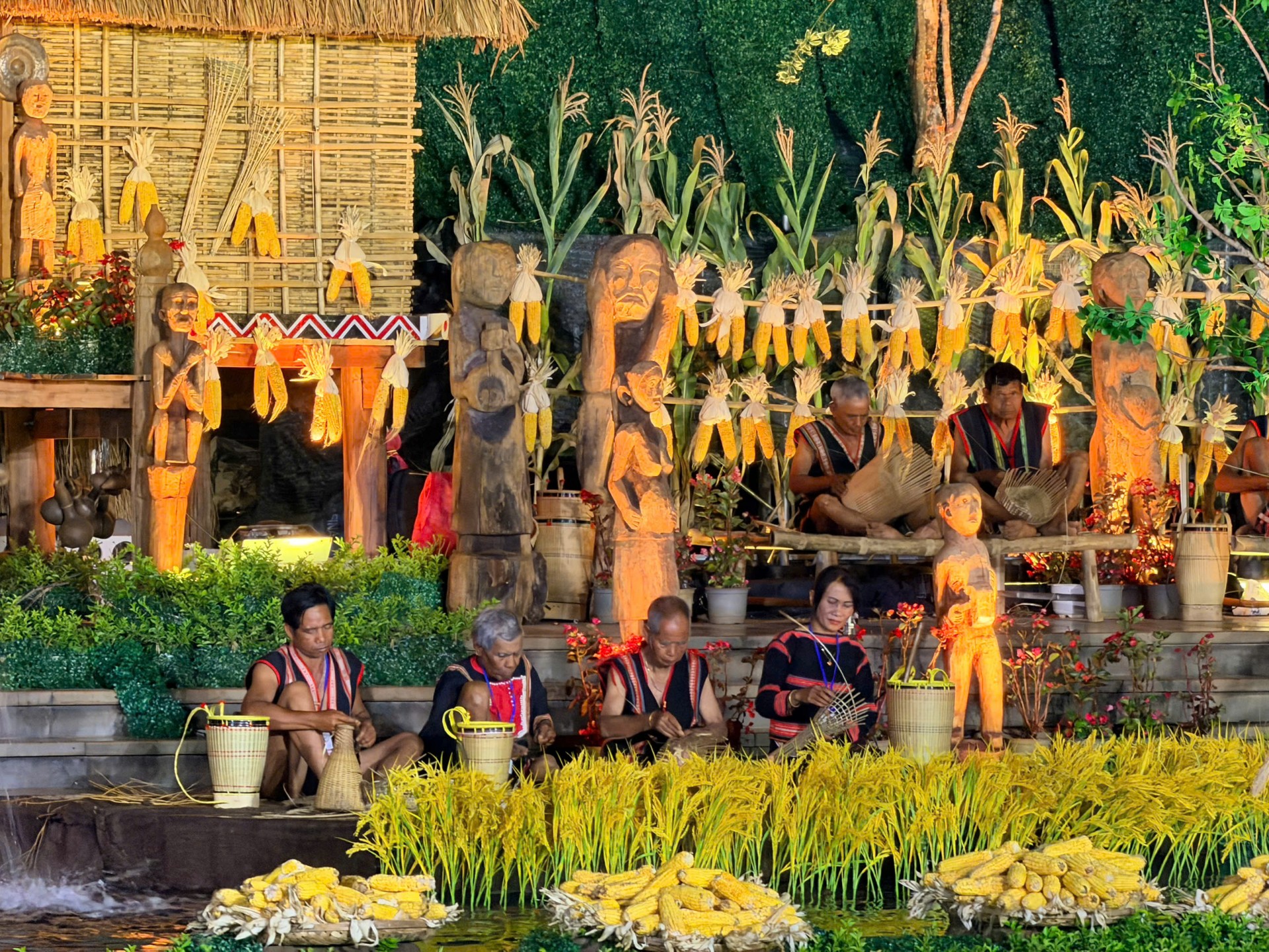 Sân khấu thực cảnh được đầu tư công phu, tái hiện sinh động không gian văn hóa Tây Nguyên qua những hình ảnh đời sống quen thuộc của đồng bào dân tộc như nghề điêu khắc, đan lát, dệt thổ cẩm, cùng biểu tượng nhà rông, giọt nước...