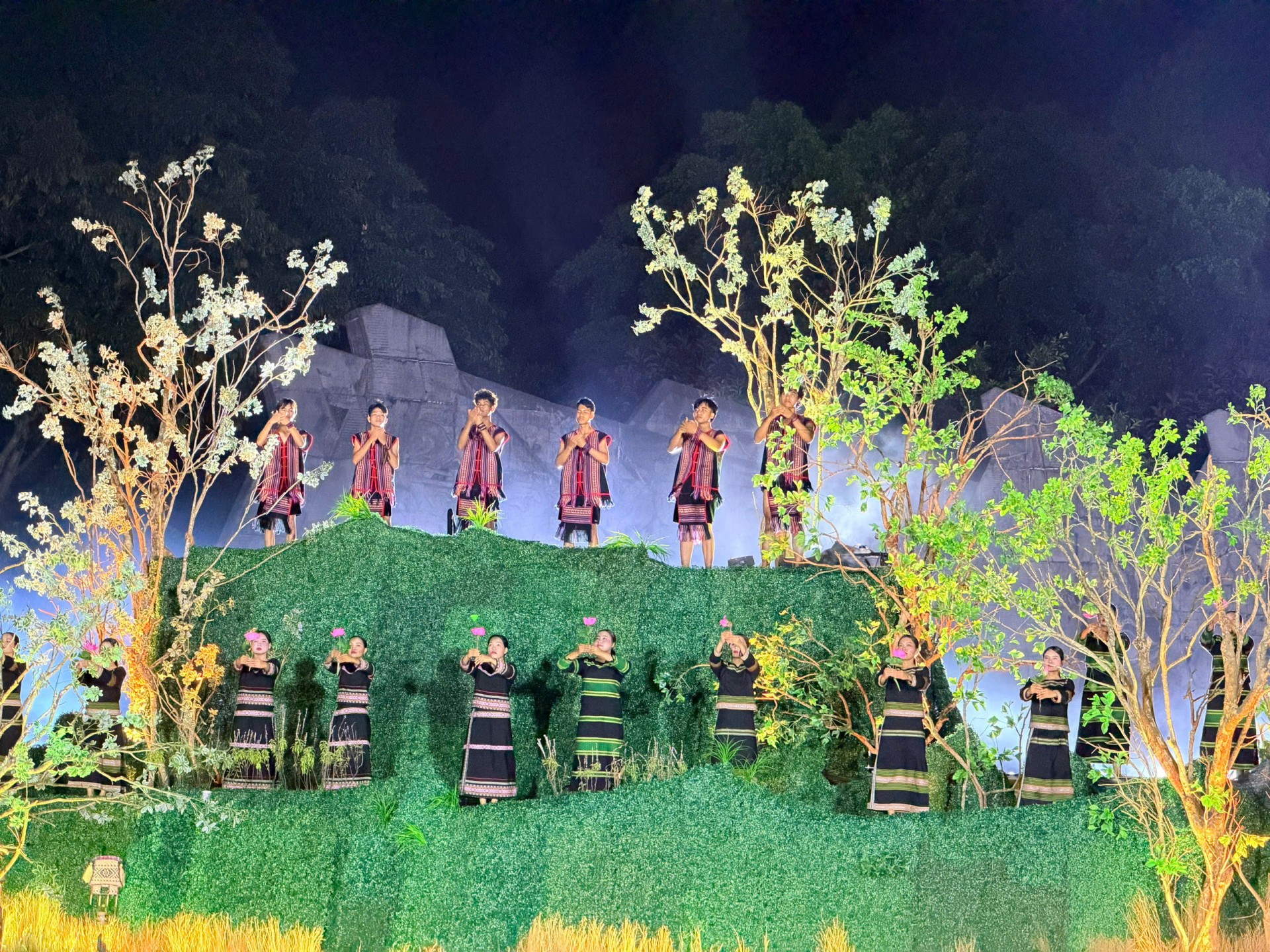 “Đại ngàn reo” không chỉ là chương trình nghệ thuật nổi bật trong khuôn khổ Ngày hội Văn hóa các dân tộc tỉnh Gia Lai năm 2026, mà còn mở ra cách tiếp cận mới trong tổ chức sự kiện văn hóa, khi cộng đồng được đặt ở vị trí trung tâm.