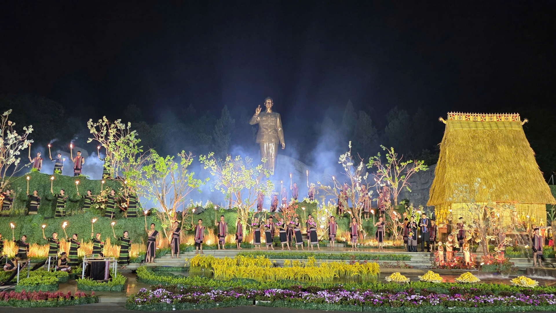 Từ sân khấu thực cảnh đến sự tham gia trực tiếp của người dân, chương trình thể hiện nỗ lực đưa văn hóa trở về đúng không gian sống vốn có. Không chỉ để trình diễn, mà còn để cảm nhận, kết nối và lan tỏa những giá trị truyền thống bền vững.