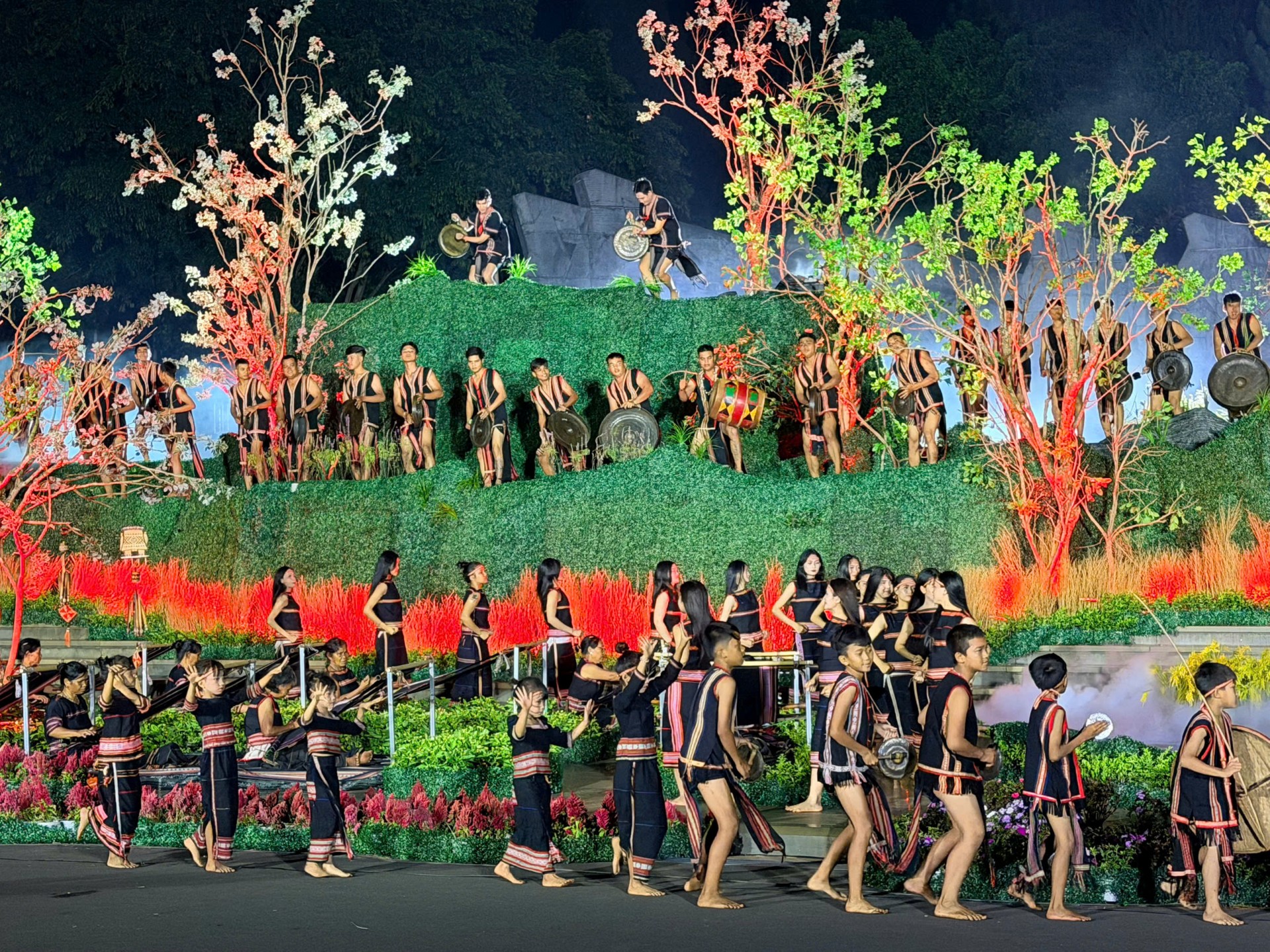 Với thời lượng khoảng 85 phút, chương trình mang đến 14 tiết mục được dàn dựng công phu, kết hợp hài hòa giữa âm nhạc, múa, hòa tấu cồng chiêng và nghệ thuật dân gian đặc sắc.