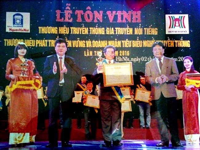 Nghệ nhân ưu tú Dương Minh Đức sinh năm 1959.