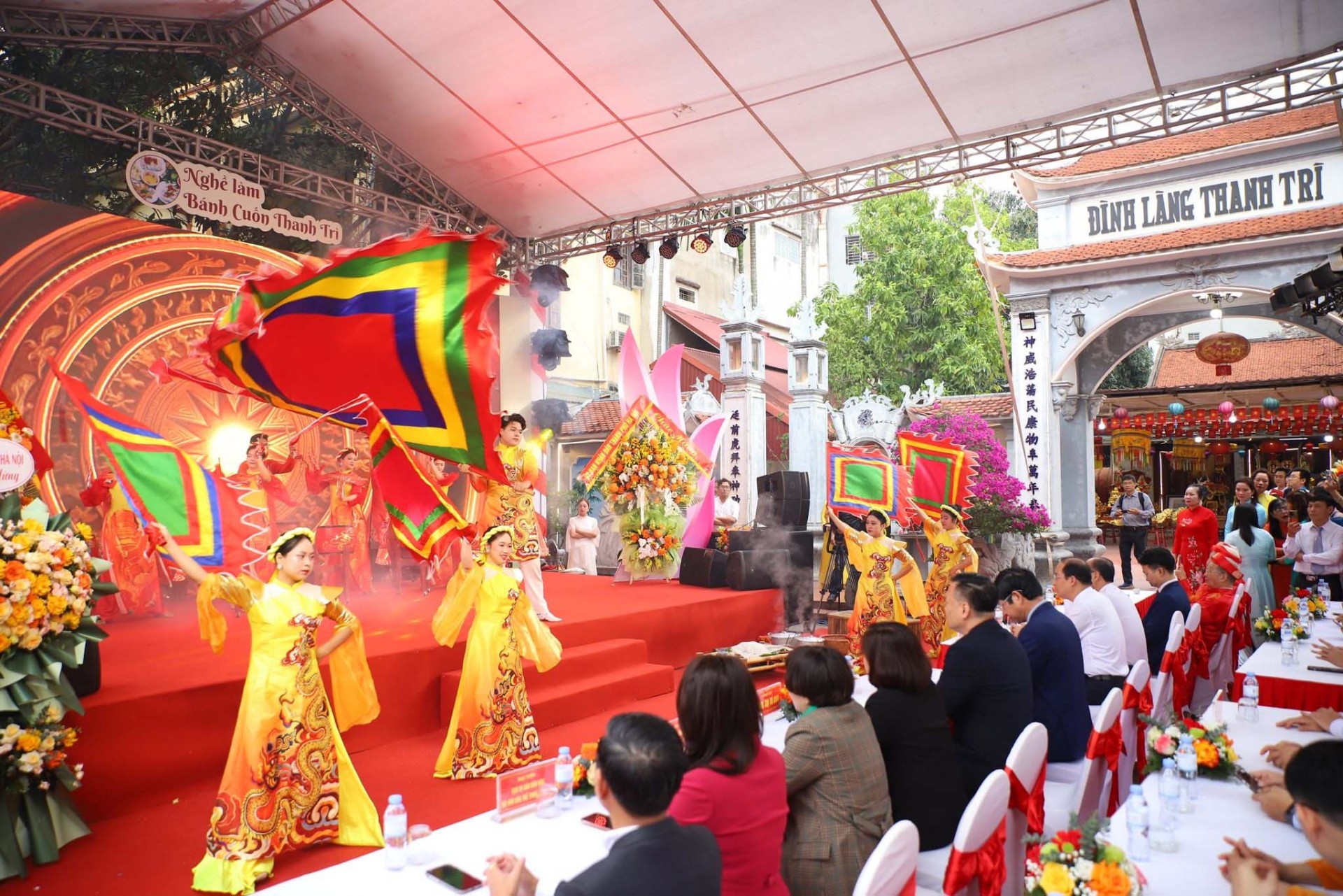 Tiết mục nghệ thuật chào mừng Lễ công bố Quyết định ghi danh nghề làm bánh  cuốn Thanh Trì vào Danh mục Di sản văn hóa phi vật thể quốc gia. Ảnh: Việt Hùng