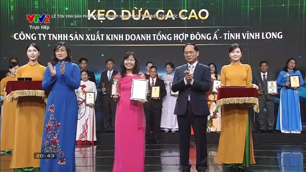 Công ty TNHH sản xuất kinh doanh tổng hợp Đông Á (Vĩnh Long) nhận  chứng nhận sản phẩm kẹo dừa ca cao là sản phẩm công nghiệp nông  thôn tiêu biểu cấp quốc gia năm 2025