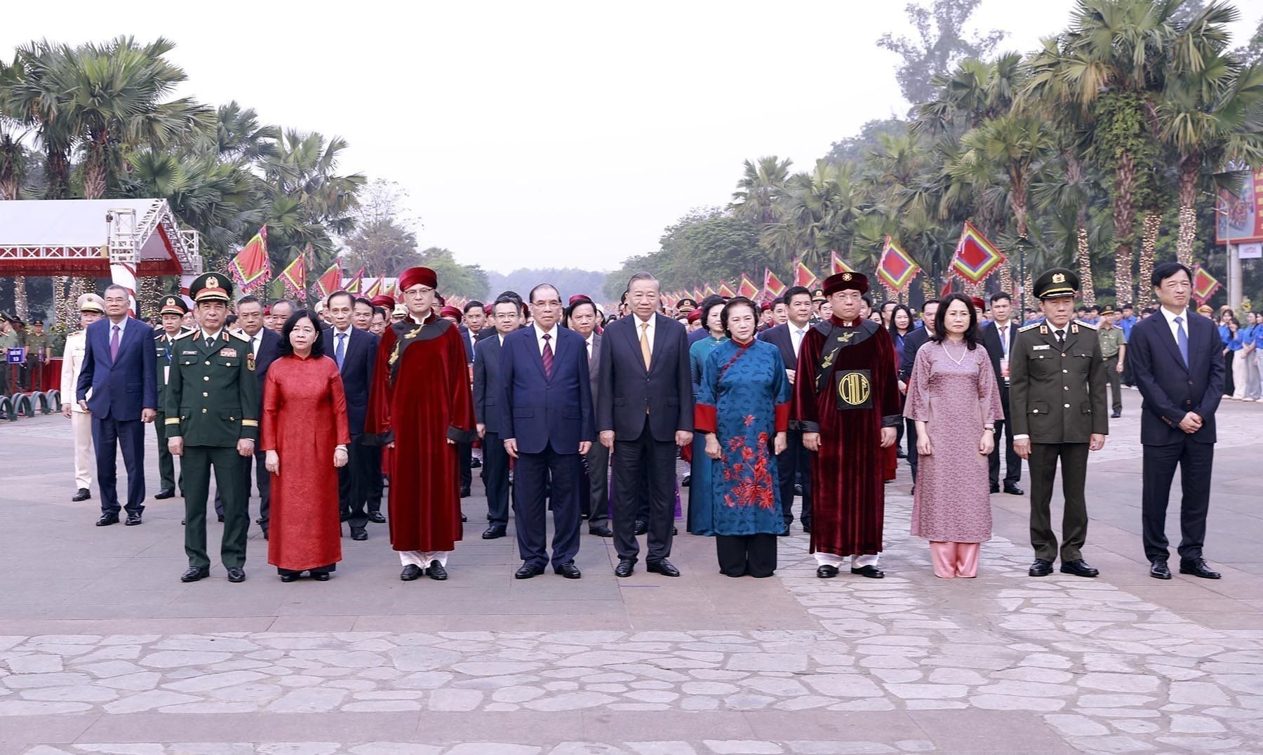 Tổng Bí thư, Chủ tịch nước Tô Lâm cùng các đồng chí lãnh đạo, nguyên lãnh đạo Đảng, Nhà nước khởi hành lên núi Nghĩa Lĩnh để dâng hương tưởng niệm các Vua Hùng.