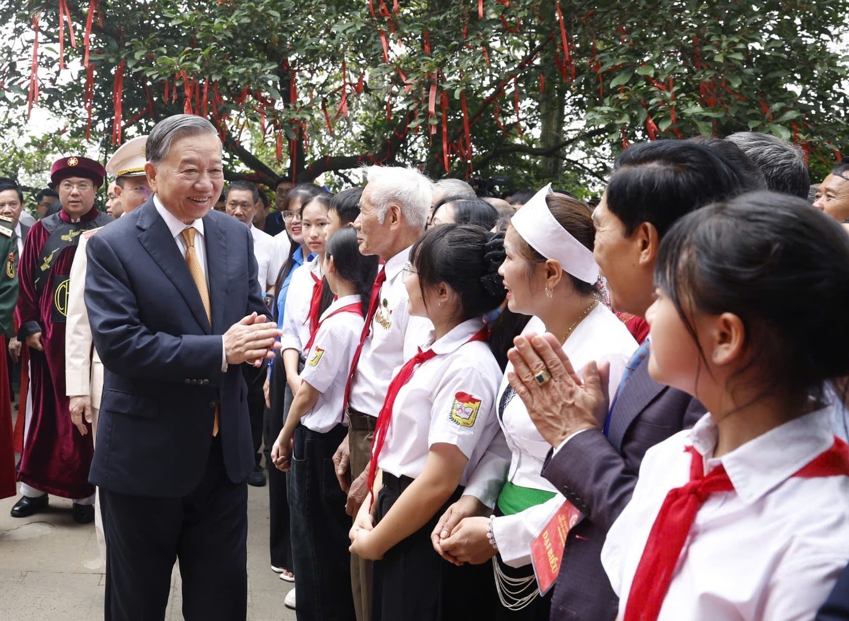 Tổng Bí thư, Chủ tịch nước Tô Lâm với các tầng lớp nhân dân tại Khu di tích lịch sử quốc gia đặc biệt Đền Hùng.