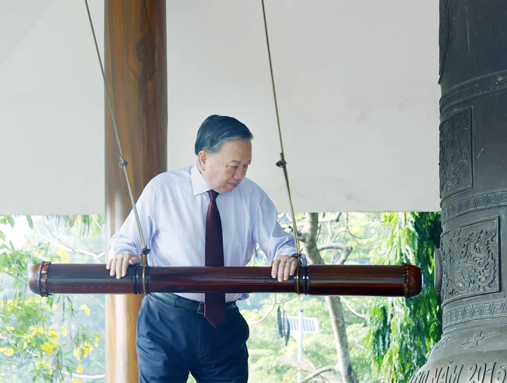 Tổng Bí thư, Chủ tịch nước Tô Lâm dâng hương tưởng niệm các Anh hùng liệt sĩ tại Tây Ninh