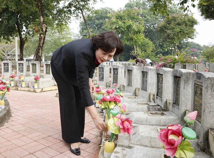 Tổng Bí thư, Chủ tịch nước Tô Lâm dâng hương tưởng niệm các Anh hùng liệt sĩ tại Tây Ninh