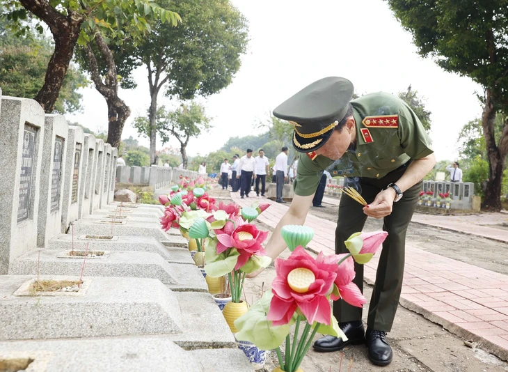 Tổng Bí thư, Chủ tịch nước Tô Lâm dâng hương tưởng niệm các Anh hùng liệt sĩ tại Tây Ninh