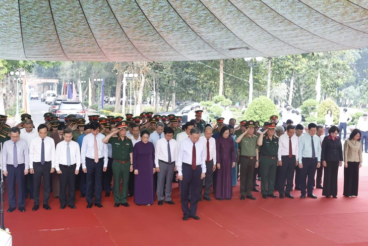 Tổng Bí thư, Chủ tịch nước Tô Lâm dâng hương tưởng niệm các Anh hùng liệt sĩ tại Tây Ninh