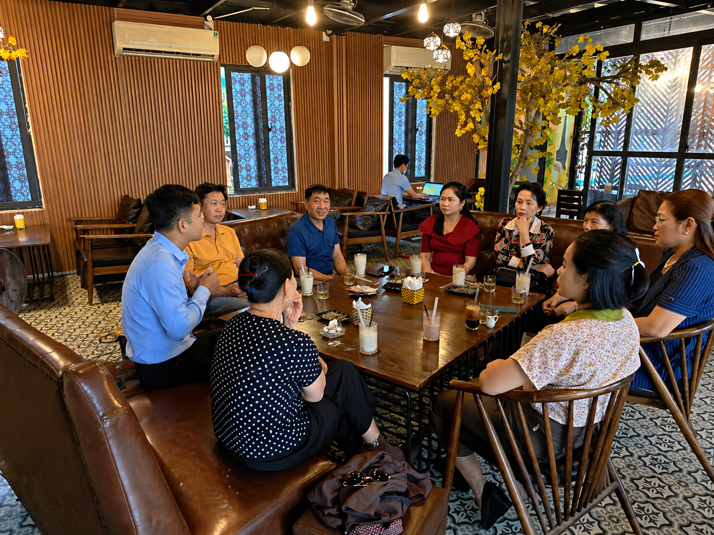 Một điểm nhấn đáng chú ý khác là ý tưởng xây dựng điểm cà phê doanh nhân - nơi không chỉ để gặp gỡ, trao đổi mà còn là không gian lan tỏa tinh thần khởi nghiệp, sáng tạo và kết nối những cơ hội hợp tác mới.