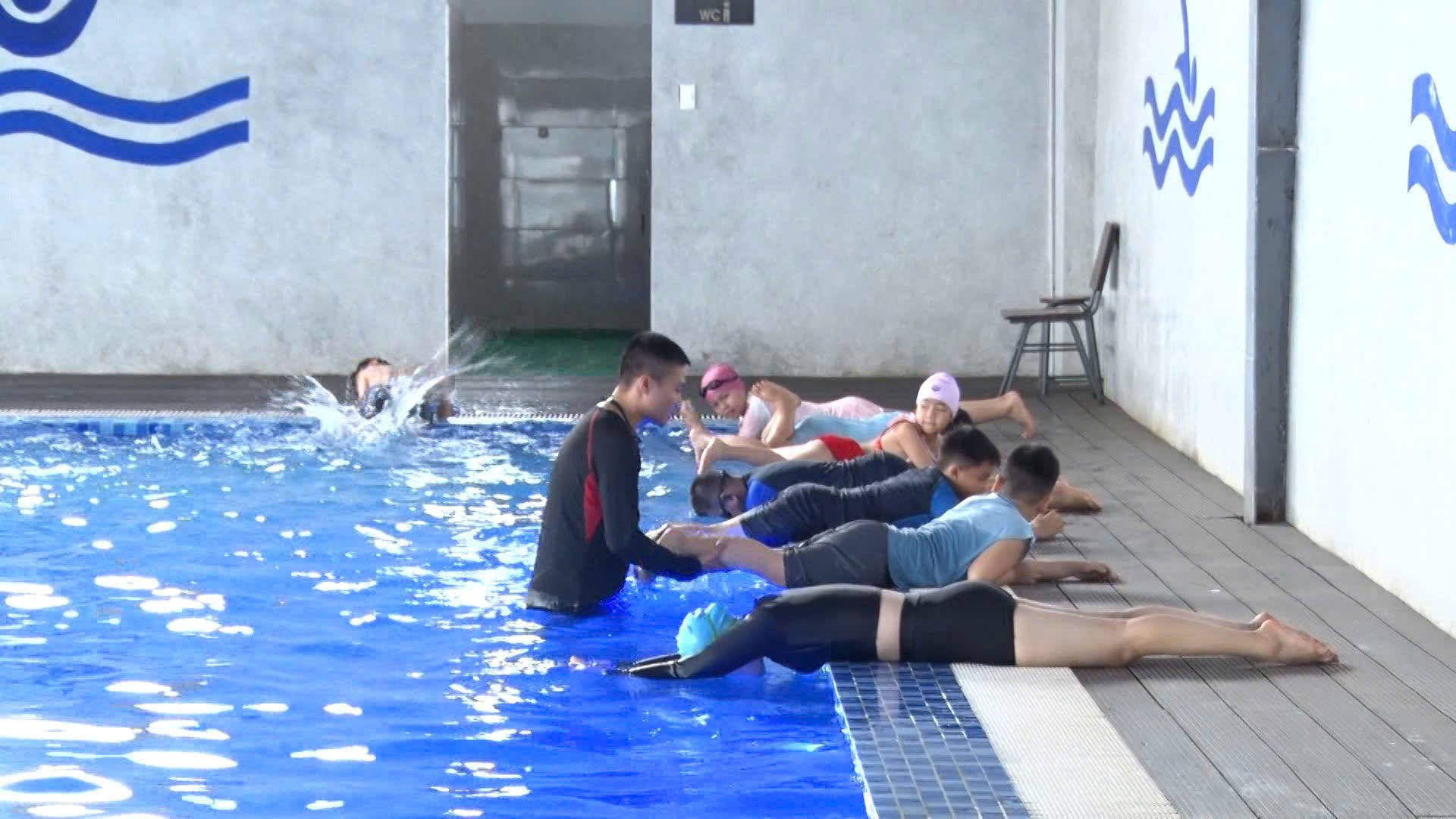 Gia Lai: Nhu cầu học bơi của trẻ tăng cao mùa nắng nóng