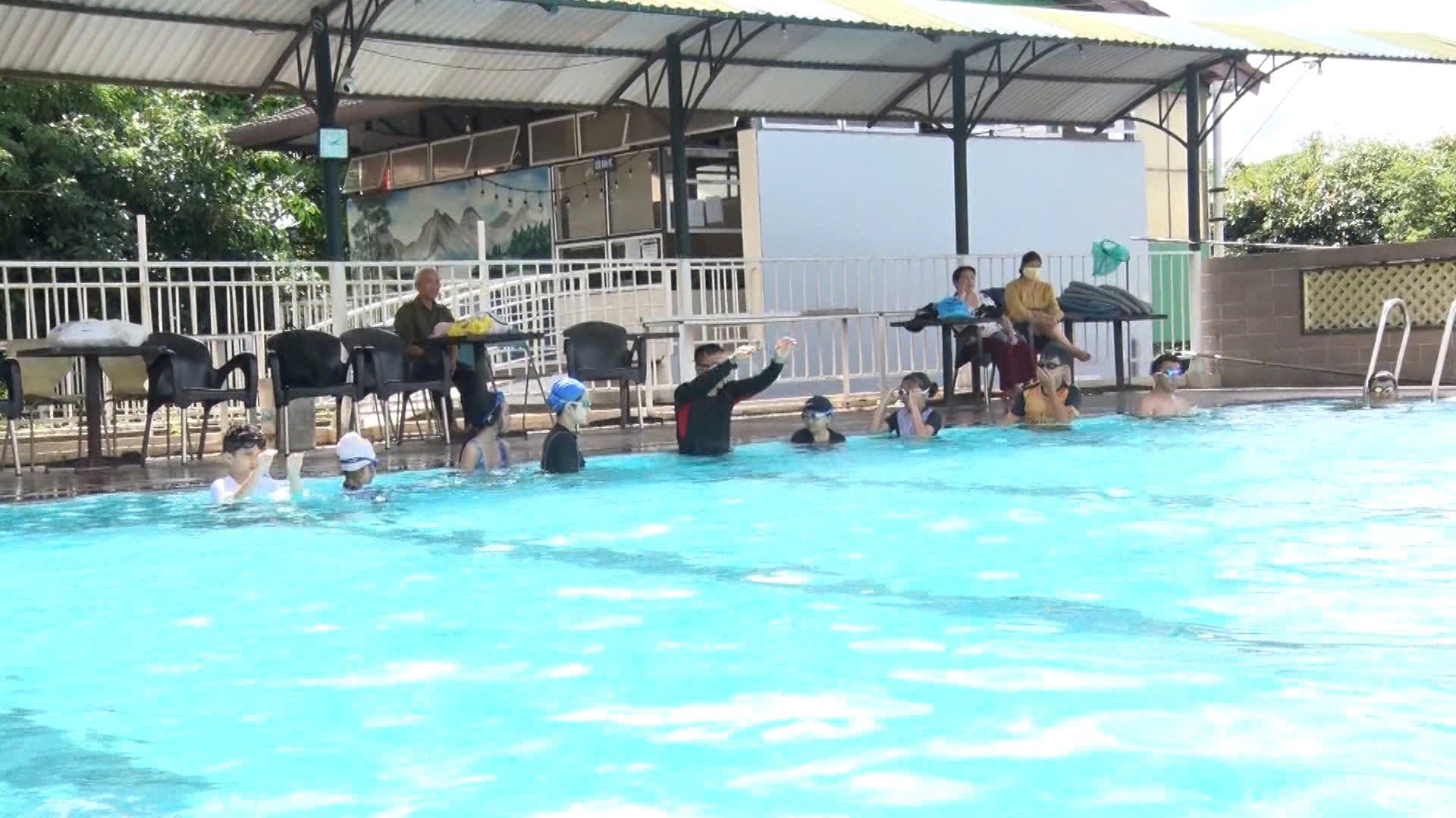 Gia Lai: Nhu cầu học bơi của trẻ tăng cao mùa nắng nóng