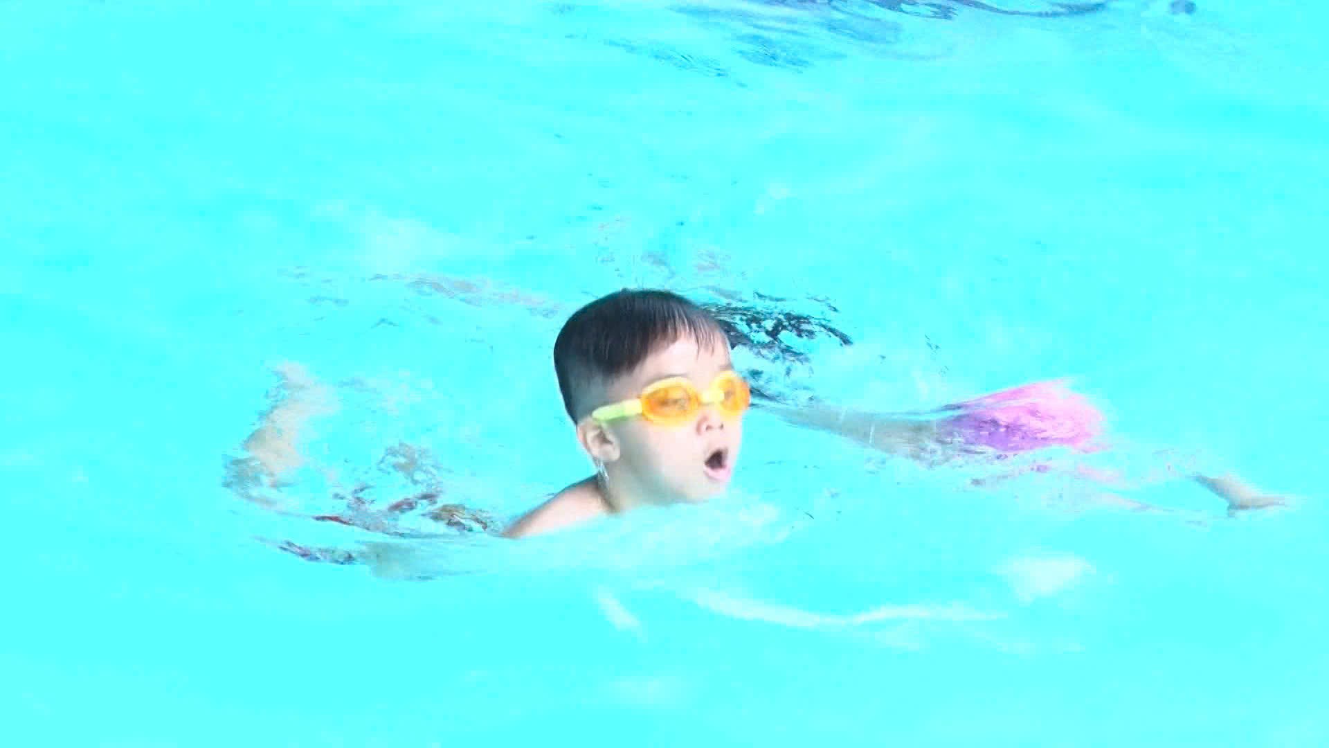 Gia Lai: Nhu cầu học bơi của trẻ tăng cao mùa nắng nóng