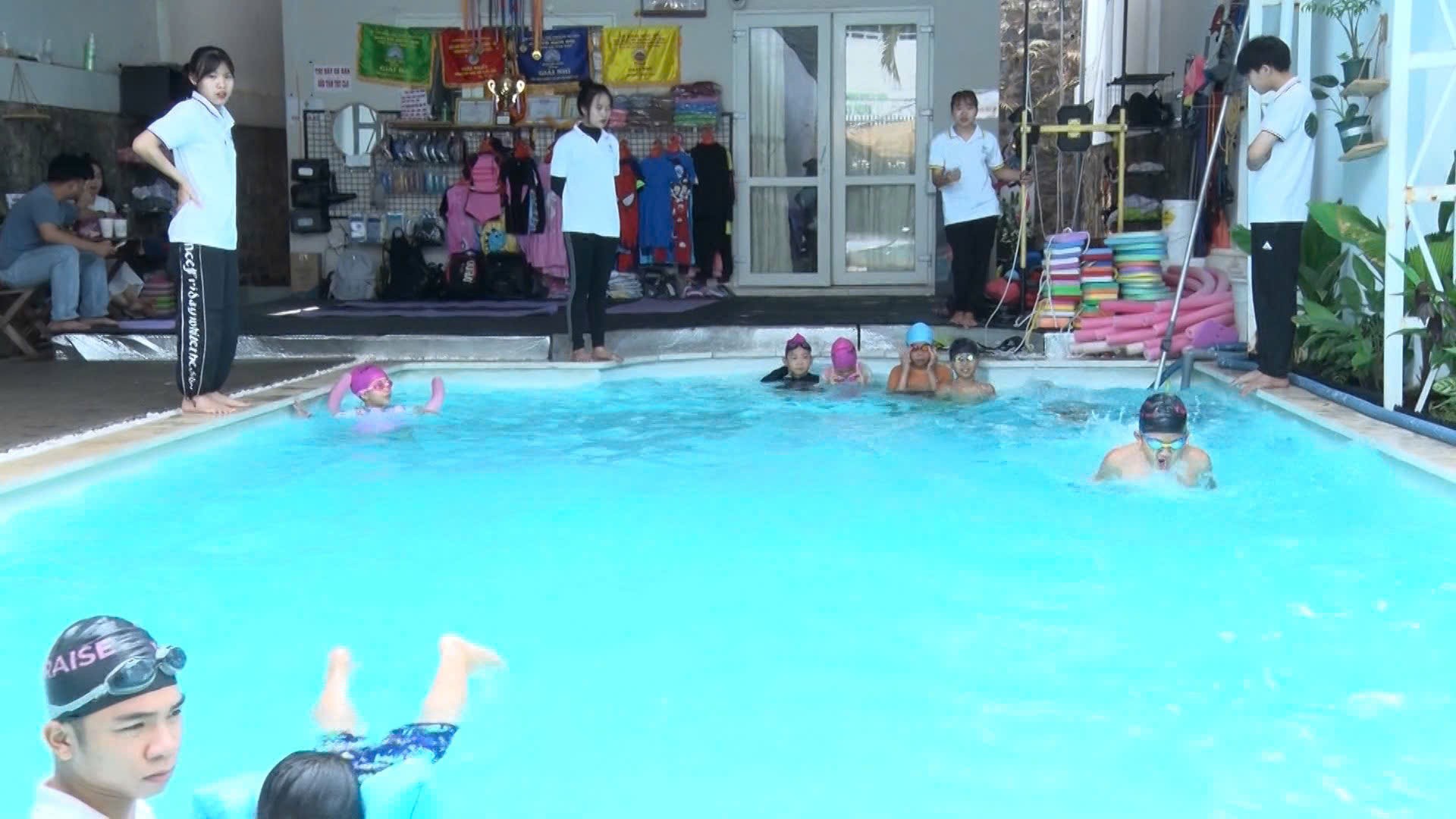 Gia Lai: Nhu cầu học bơi của trẻ tăng cao mùa nắng nóng