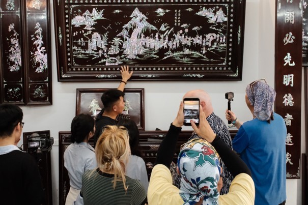 “Khảm sắc”: Khi khảm trai trở thành trải nghiệm sống động cho du khách quốc tế