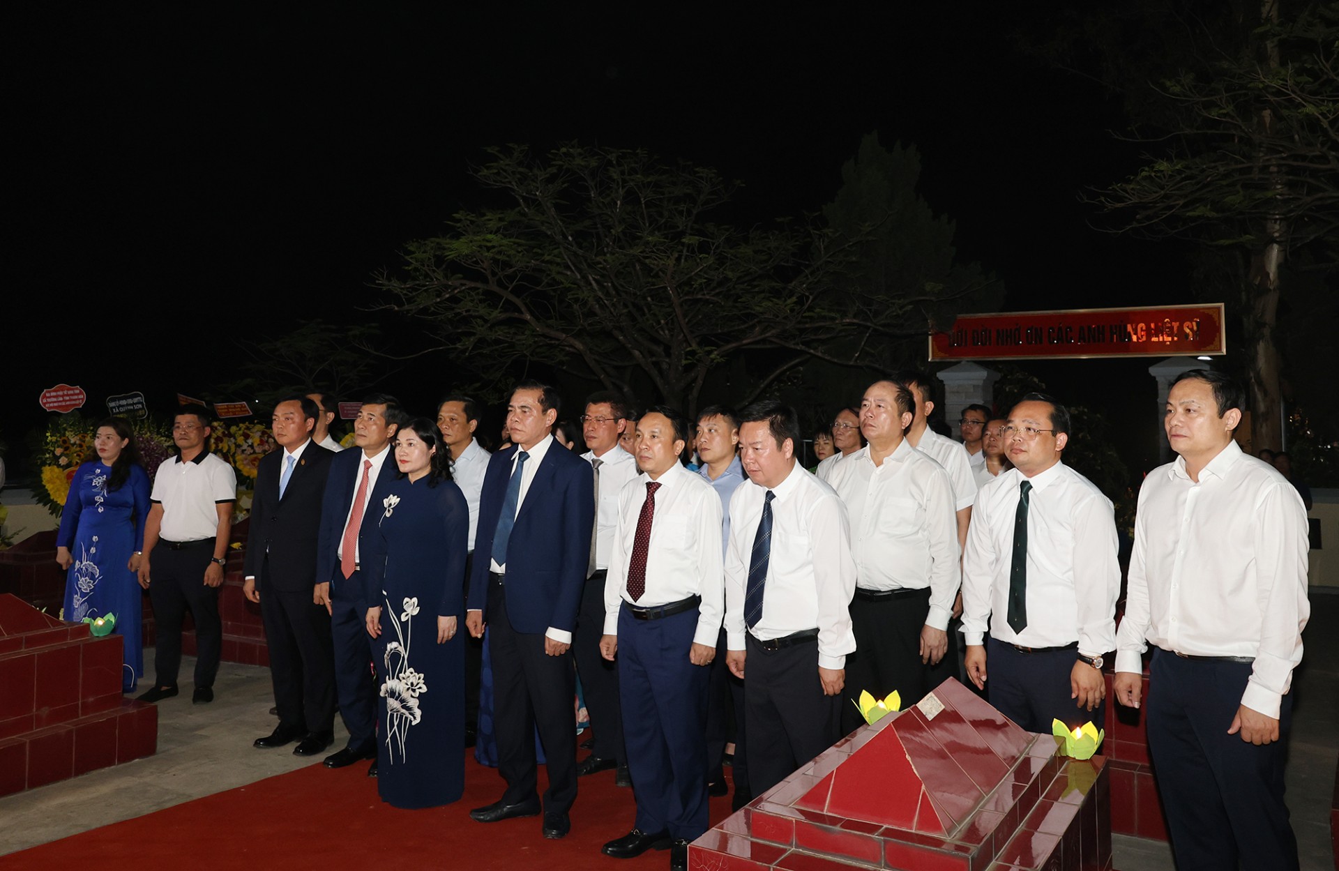 Các đại biểu làm lễ dâng hoa, dâng hương tưởng niệm tại Nghĩa trang liệt sĩ đường sắt