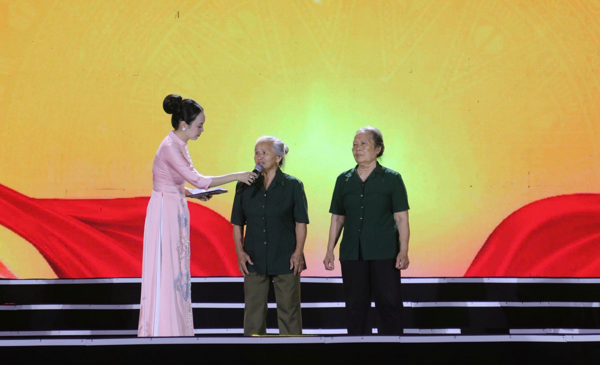 Bà Đặng Thị Doanh và bà Đặng Thị Toán, cựu TNXP Tổ 4, đơn vị C271, đội 27 - những nhân chứng lịch sử của sự kiện ngày 28/4 đau thương 60 năm chia sẻ về sự hy sinh của các TNXP tại Hang Hỏa Tiễn