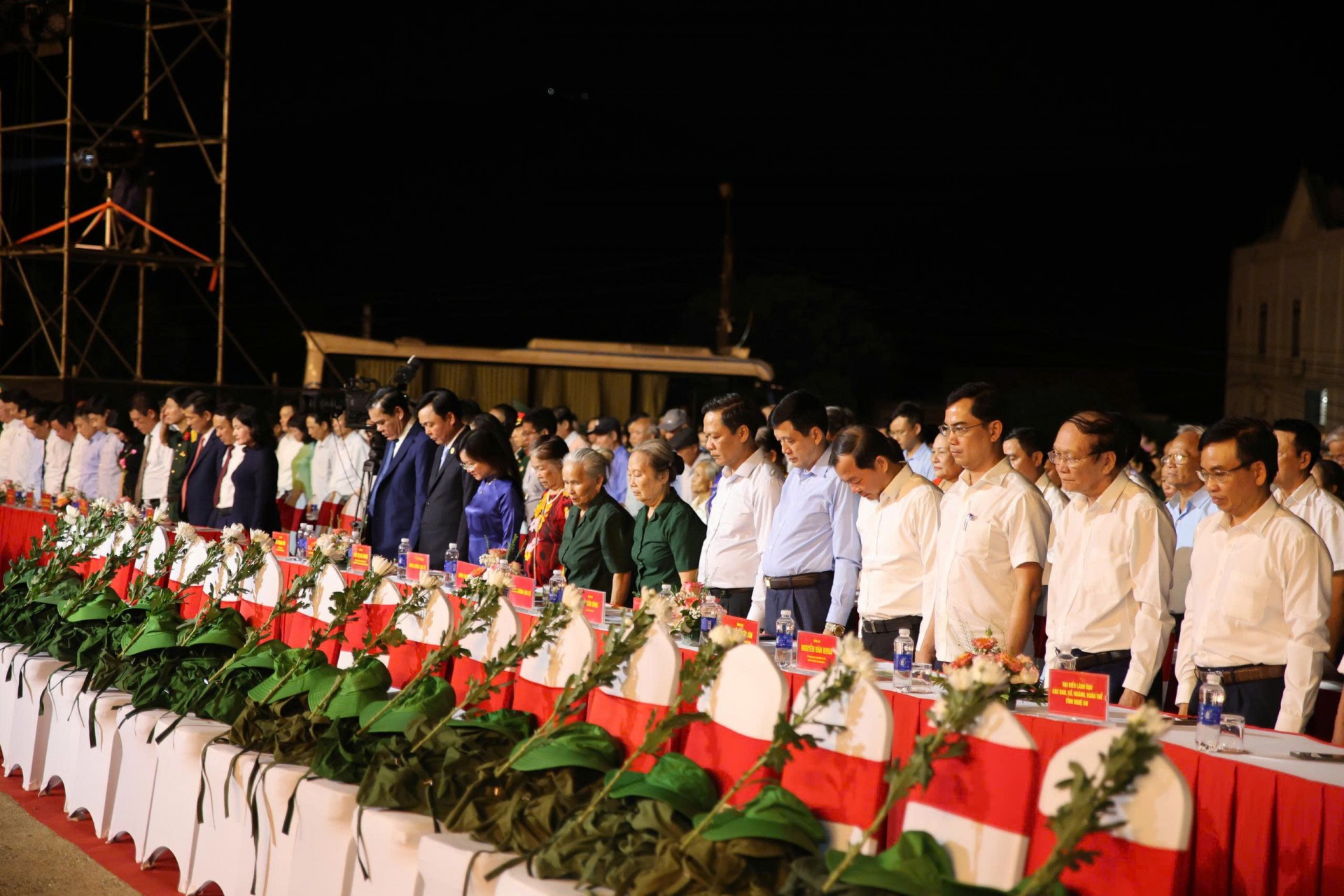 Hàng ghế trang trọng đầu tiên dành cho các anh hùng đã ngã xuống tại hang Hỏa Tiễn. 