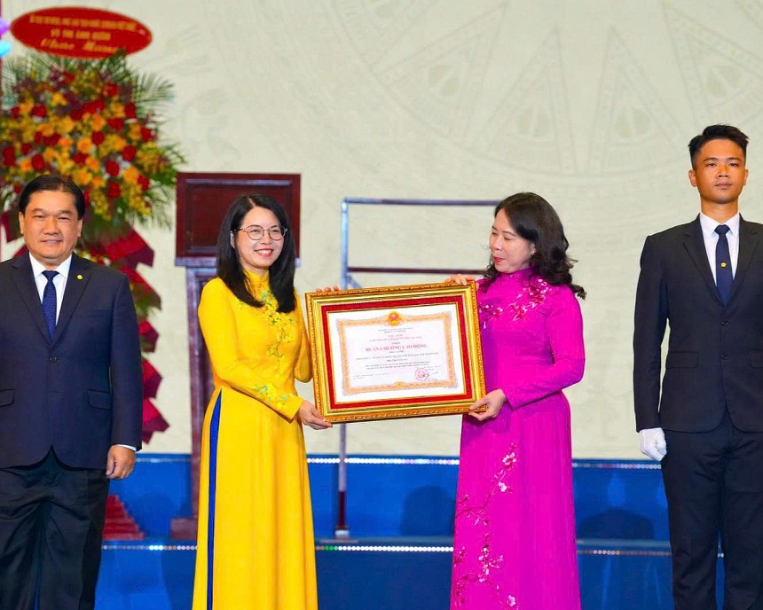 Lãnh đạo Saigontourist Group đại diện đón nhận Huân chương Lao động hạng nhất từ Chủ tịch nước Phó Chủ tịch nước Võ Thị Ánh Xuân