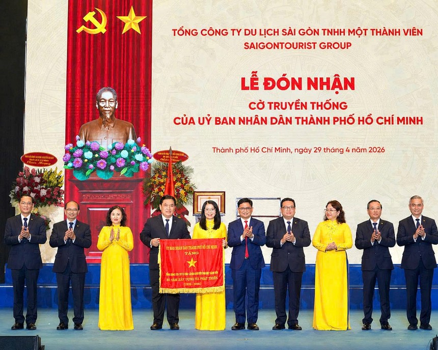 UBND TP. HCM trao cờ truyền thống cho lãnh đạo đại diện Saigontourist Group