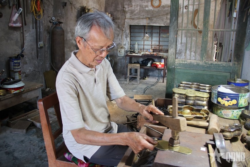 Nghệ nhân nhân dân, cựu chiến binh Phạm Văn Nhiêu: Gần 70 năm dệt “vàng” lên sắc bạc Đồng Xâm