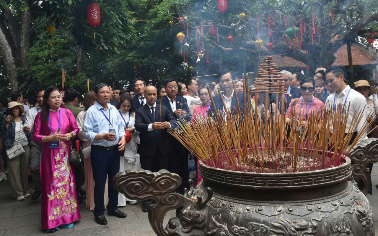 Hơn 60 đại biểu kiều bào dâng hương Giỗ Tổ Hùng Vương năm 2026