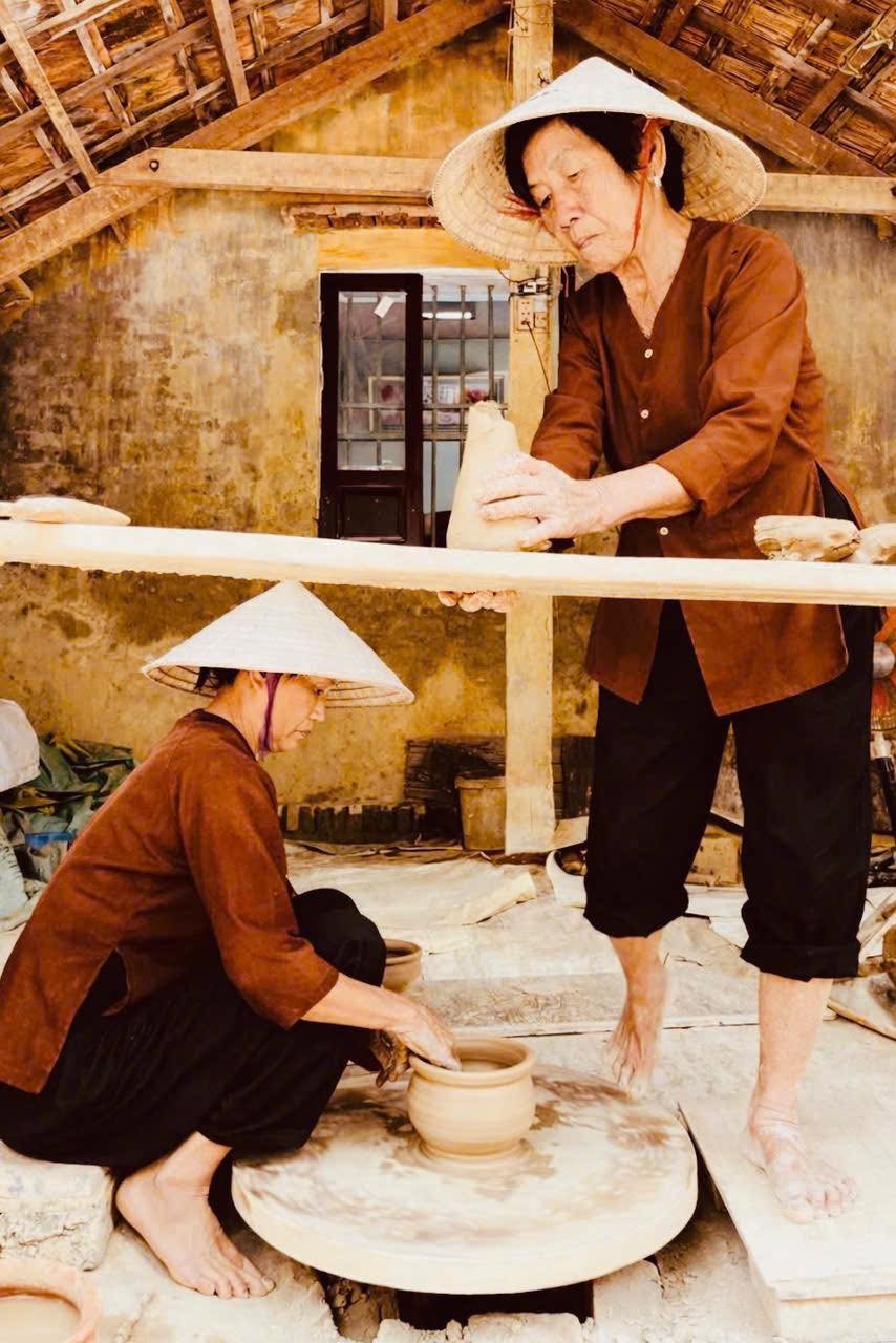 Gốm Thanh Hà không chỉ là những món đồ gia dụng mà còn là tác phẩm nghệ thuật mang đậm dấu ấn văn hóa. 