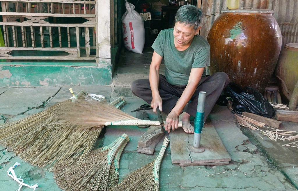 Người Vĩnh Chánh bền bỉ giữ nghề bó chổi cọng dừa