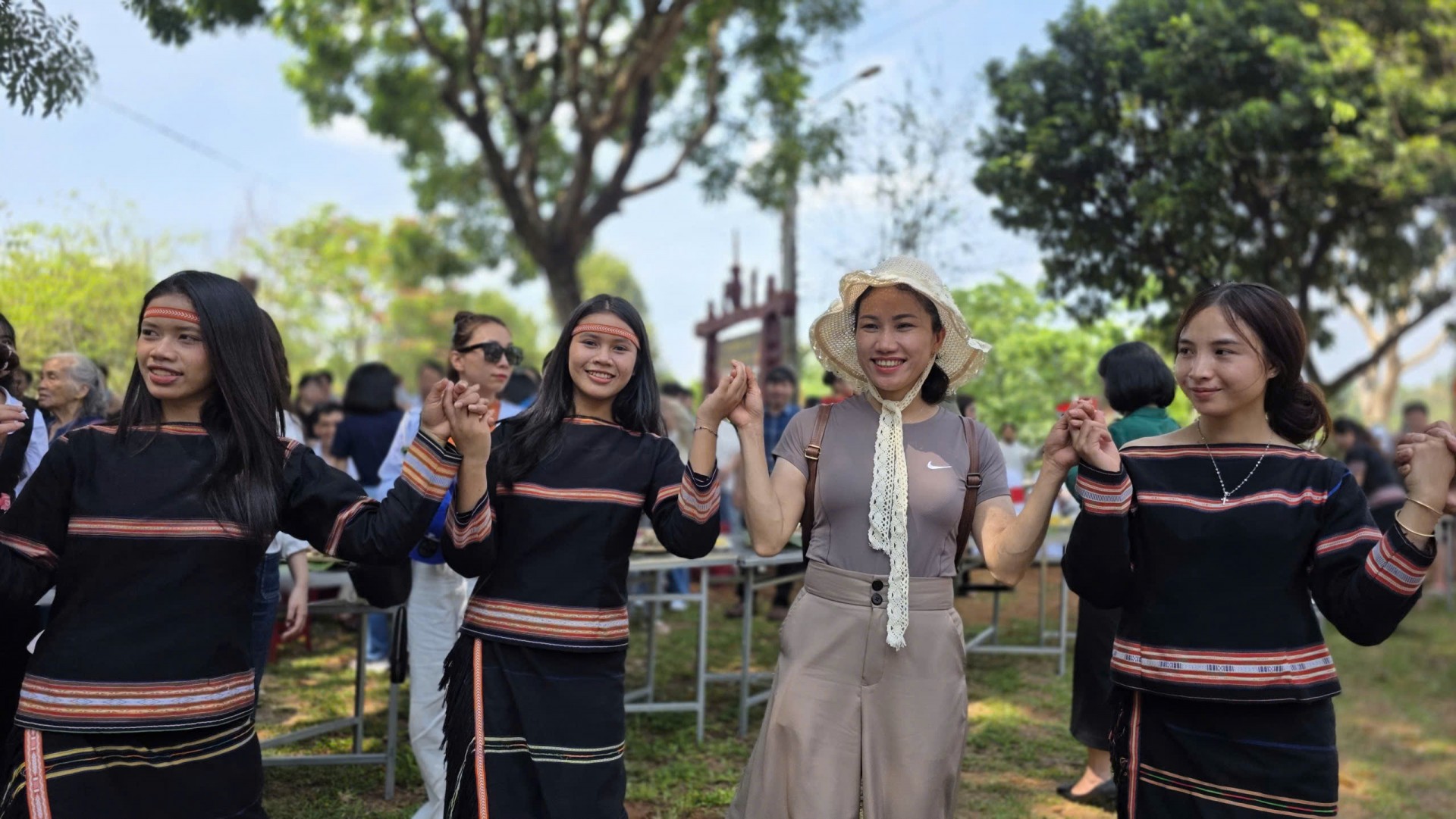 Gia Lai: Độc đáo Lễ cúng mừng nhà Rông mới của người Jrai tại làng Ơp