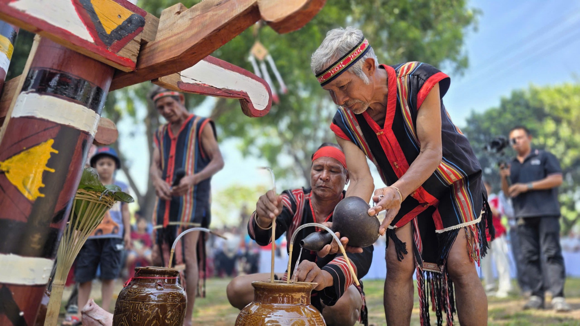 Gia Lai: Độc đáo Lễ cúng mừng nhà Rông mới của người Jrai tại làng Ơp