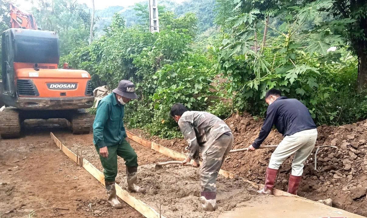 Nhân dân bản Pảng, xã Chiềng Sơ đổ bê tông các tuyến đường nội bản.