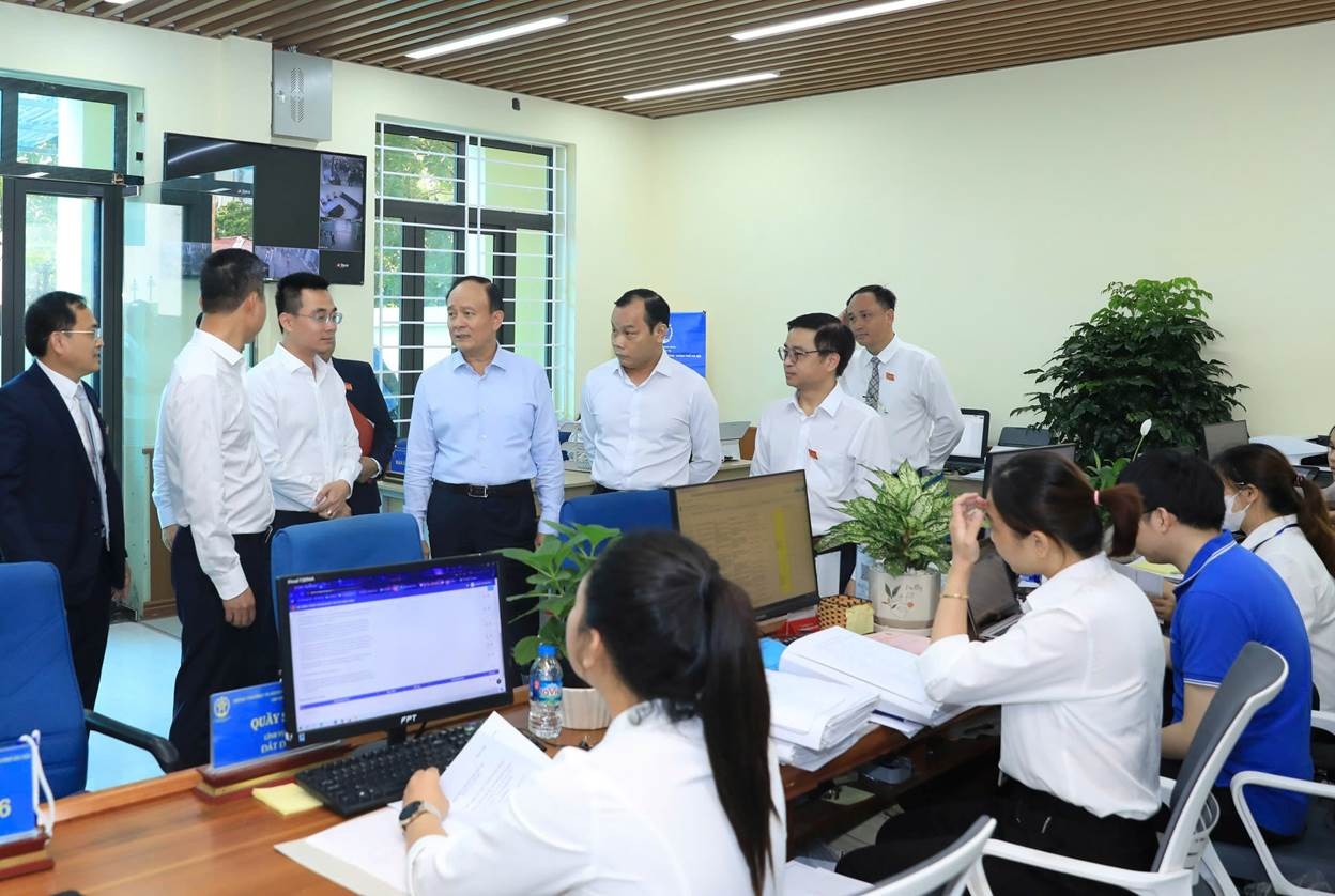hó Bí thư Thành uỷ, Chủ tịch HĐND thành phố đã kiểm tra thực tế tại Điểm Phục vụ hành chính công xã Phú Xuyên