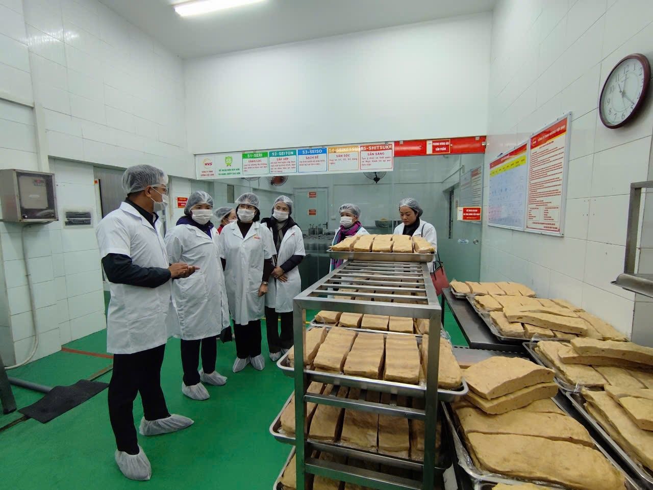 Đoàn giám sát Trường THCS Hoàn Kiếm cùng đại diện các trường học trên địa bàn phường Hoàn Kiếm khảo sát thực tế quy trình truy xuất nguồn gốc, bảo quản, chế biến và phân phối thực phẩm tại đơn vị cung cấp suất ăn bán trú cho học sinh.