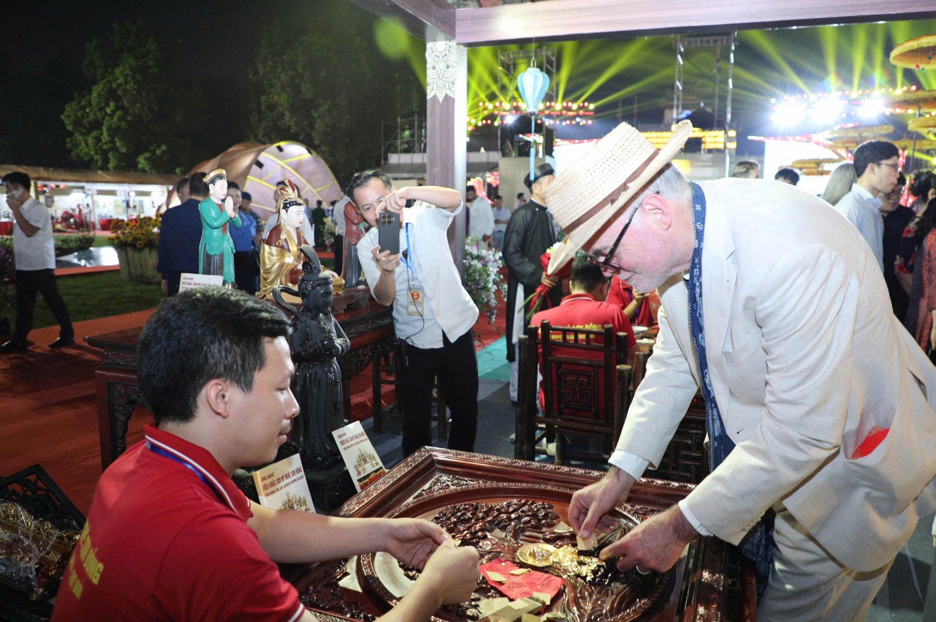 Hà Nội đón nhận danh hiệu “Thành viên Mạng lưới các thành phố thủ công sáng tạo thế giới” của hai làng nghề Sơn Đồng và Chuyên Mỹ