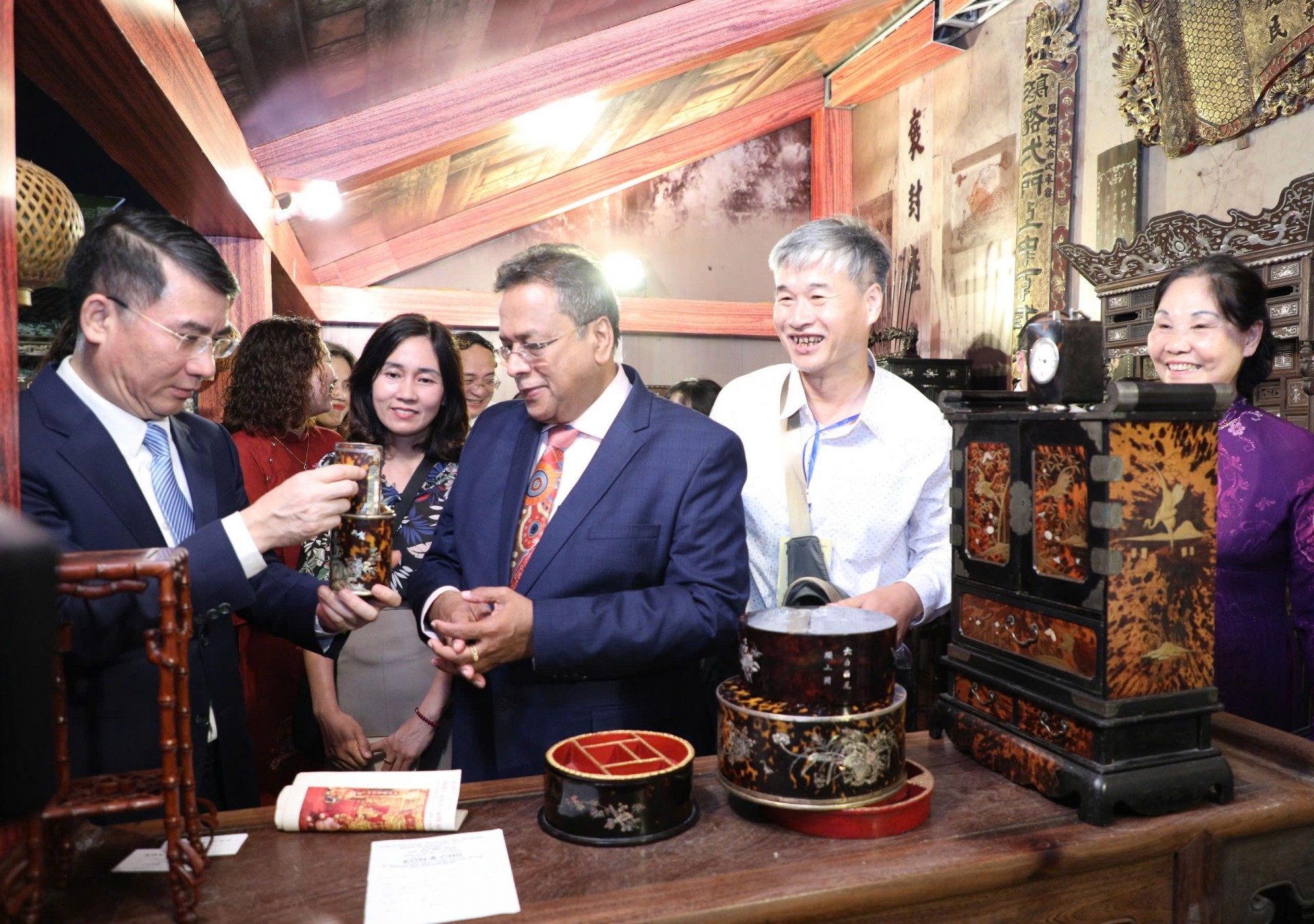 Hà Nội đón nhận danh hiệu “Thành viên Mạng lưới các thành phố thủ công sáng tạo thế giới” của hai làng nghề Sơn Đồng và Chuyên Mỹ