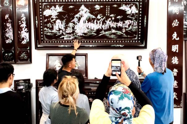 Trải nghiệm nghệ thuật khảm trai truyền thống tại làng nghề Chương Mỹ Trải nghiệm nghệ thuật khảm trai truyền thống tại làng nghề Chương Mỹ