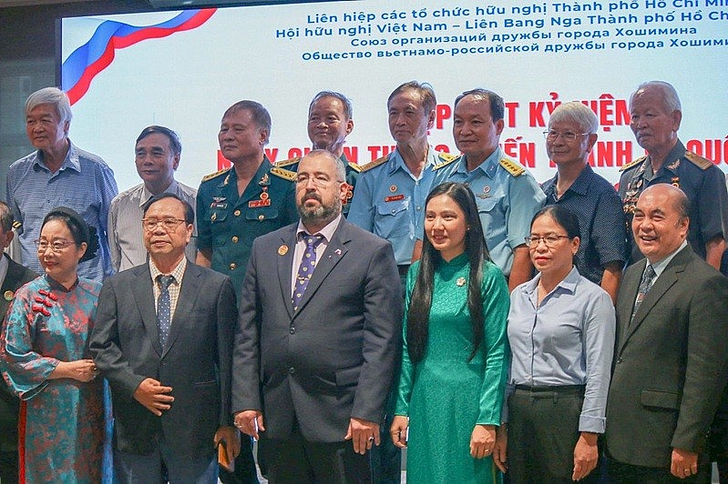 Buổi họp mặt kỷ niệm còn thu hút nhiều thế hệ tham dự cho thấy nỗ lực tri dân, duy trì tinh thần đoàn kết giữa người dân hai nước Buổi họp mặt kỷ niệm còn thu hút nhiều thế hệ tham dự cho thấy nỗ lực tri dân, duy trì tinh thần đoàn kết giữa người dân hai nước