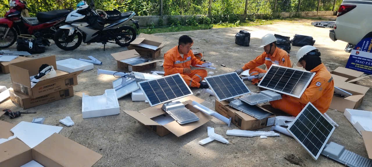 Điện lực Gia Lai bàn giao các công trình “Thắp sáng đường quê”