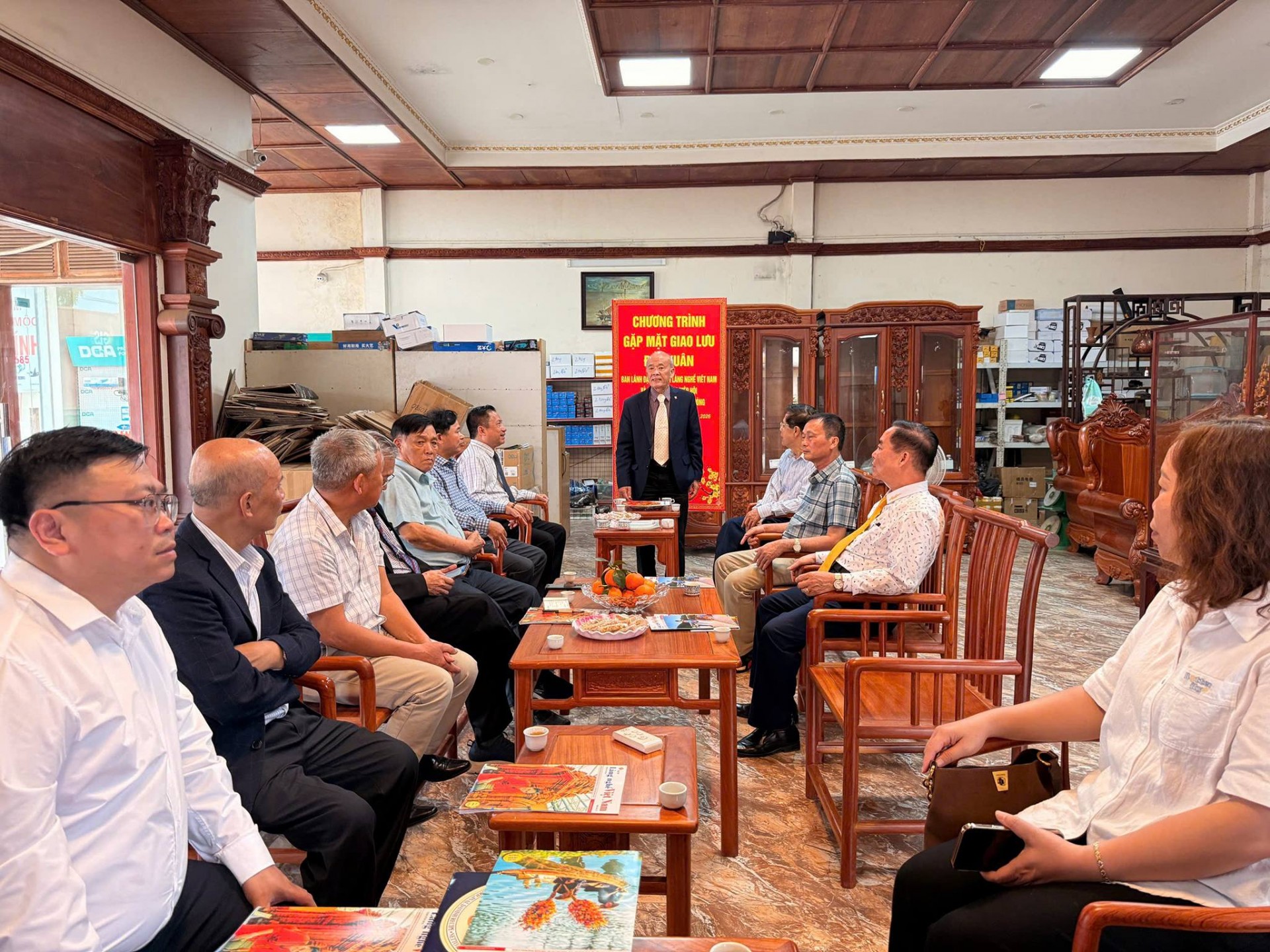 Lãnh đạo Hiệp hội Làng nghề Việt Nam và Hiệp hội Làng nghề Thành phố Hải Phòng thăm làng nghề Chạm khắc gỗ Đông Giao