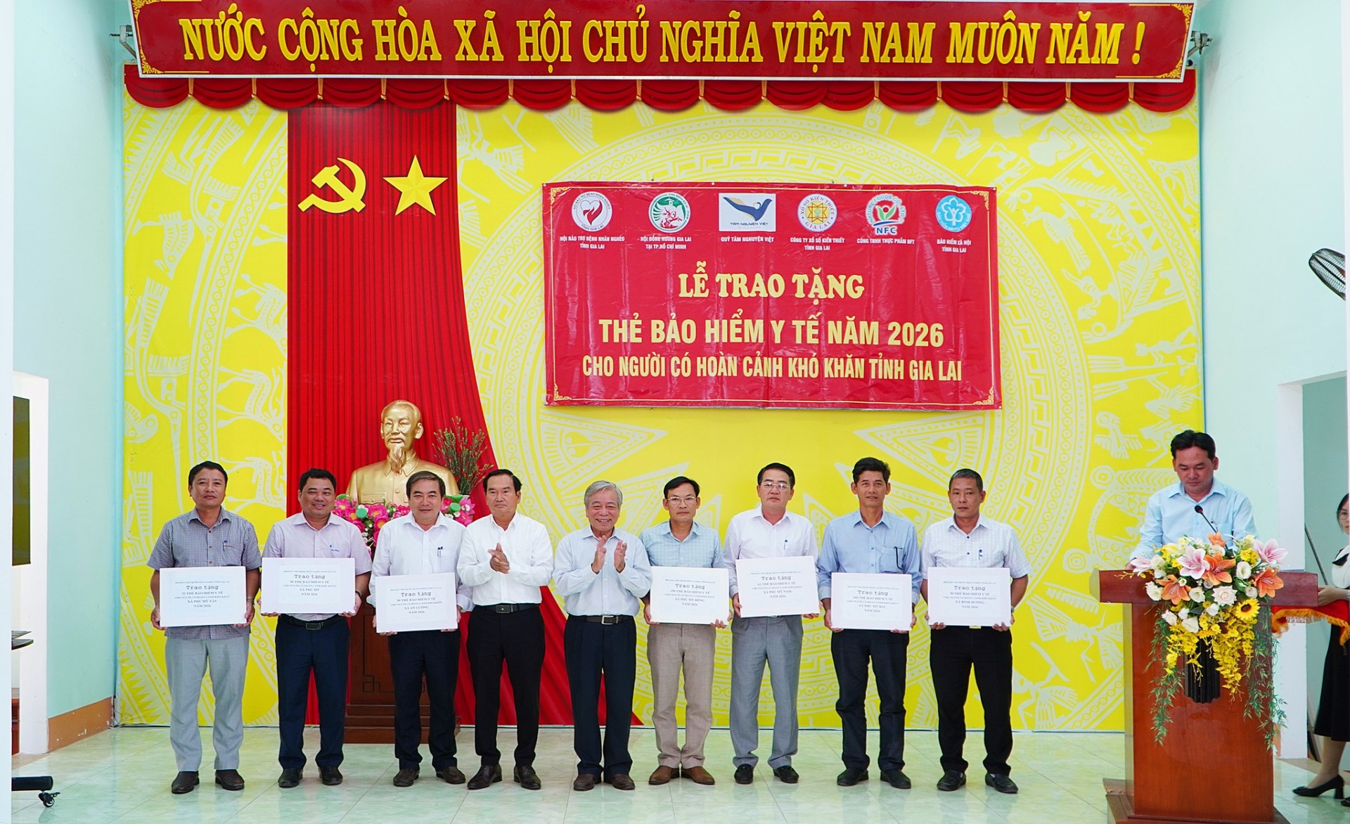 Gia Lai trao tặng thẻ bảo hiểm y tế cho hộ nghèo, hộ cận nghèo
