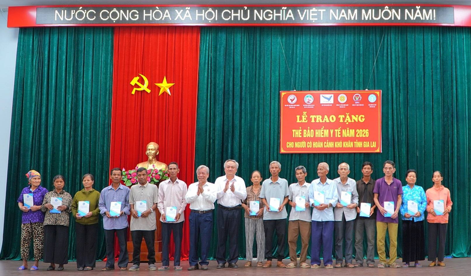 Gia Lai trao tặng thẻ bảo hiểm y tế cho hộ nghèo, hộ cận nghèo
